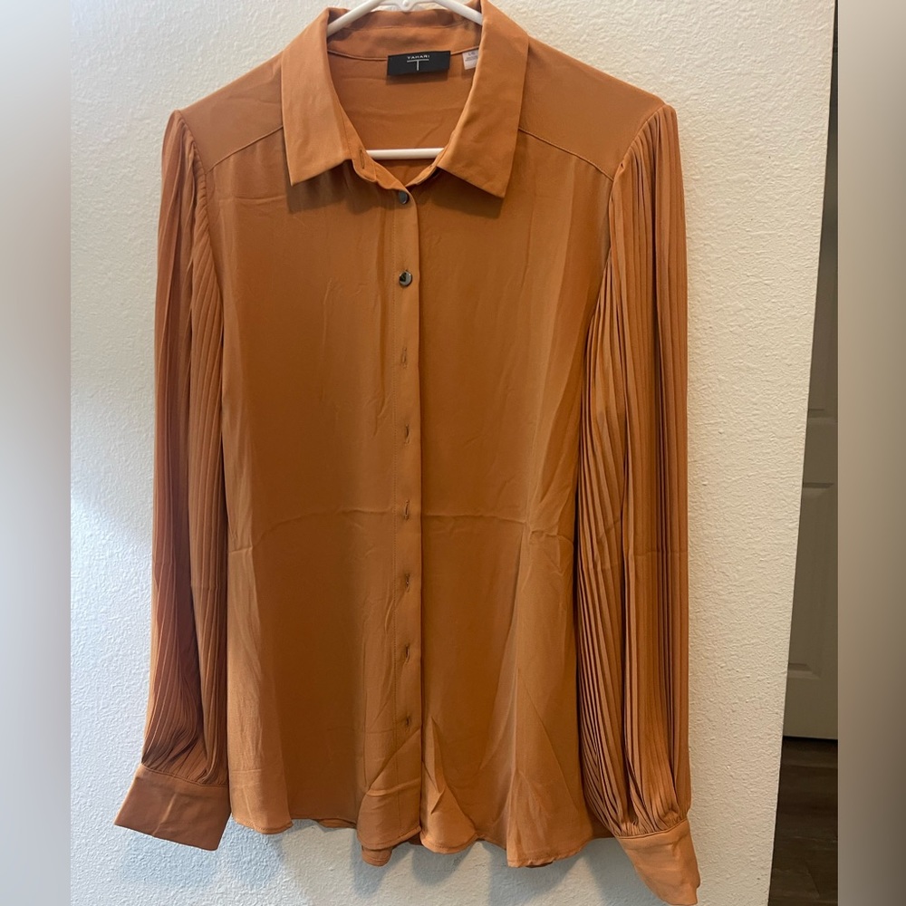 Tahari long sleeved blouse. Mustard color. Women’s Size Large. Good condition.